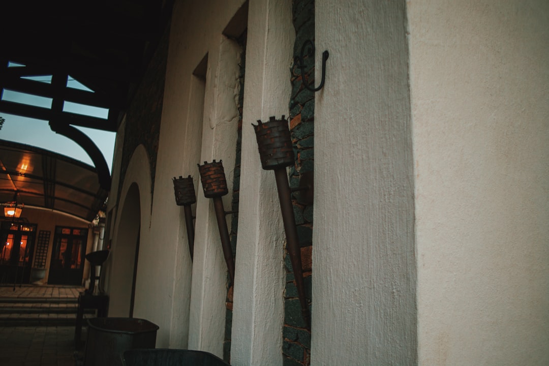 découvrez tout ce qu'il faut savoir sur les marteaux-piqueurs (jackhammers) : fonctionnement, utilisation, conseils de sécurité et astuces pour choisir l'outil adapté à vos travaux de démolition.