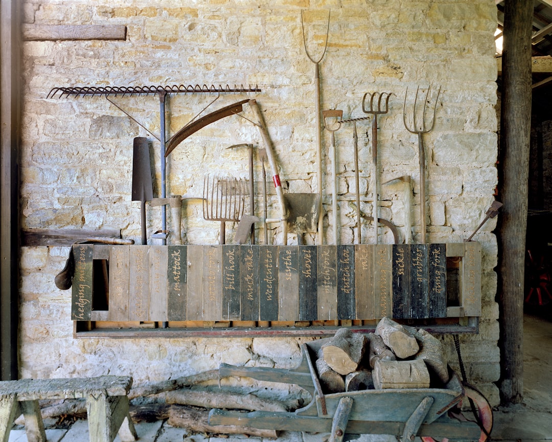 découvrez tout ce qu'il faut savoir sur les marteaux-piqueurs : leur fonctionnement, leurs utilisations, et comment choisir l'outil idéal pour vos travaux de démolition, de construction ou de rénovation.