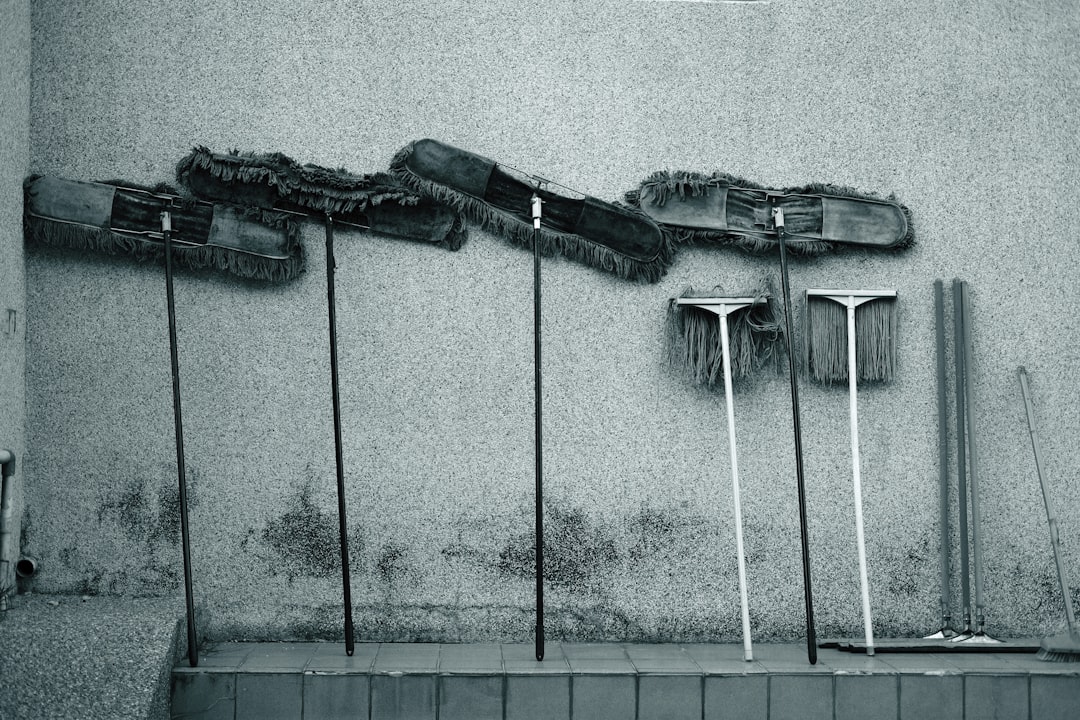 découvrez tout ce qu'il faut savoir sur les jackhammers : utilisation, conseils de sécurité, types d'appareils et astuces pour choisir le meilleur marteau-piqueur adapté à vos travaux de démolition et construction.