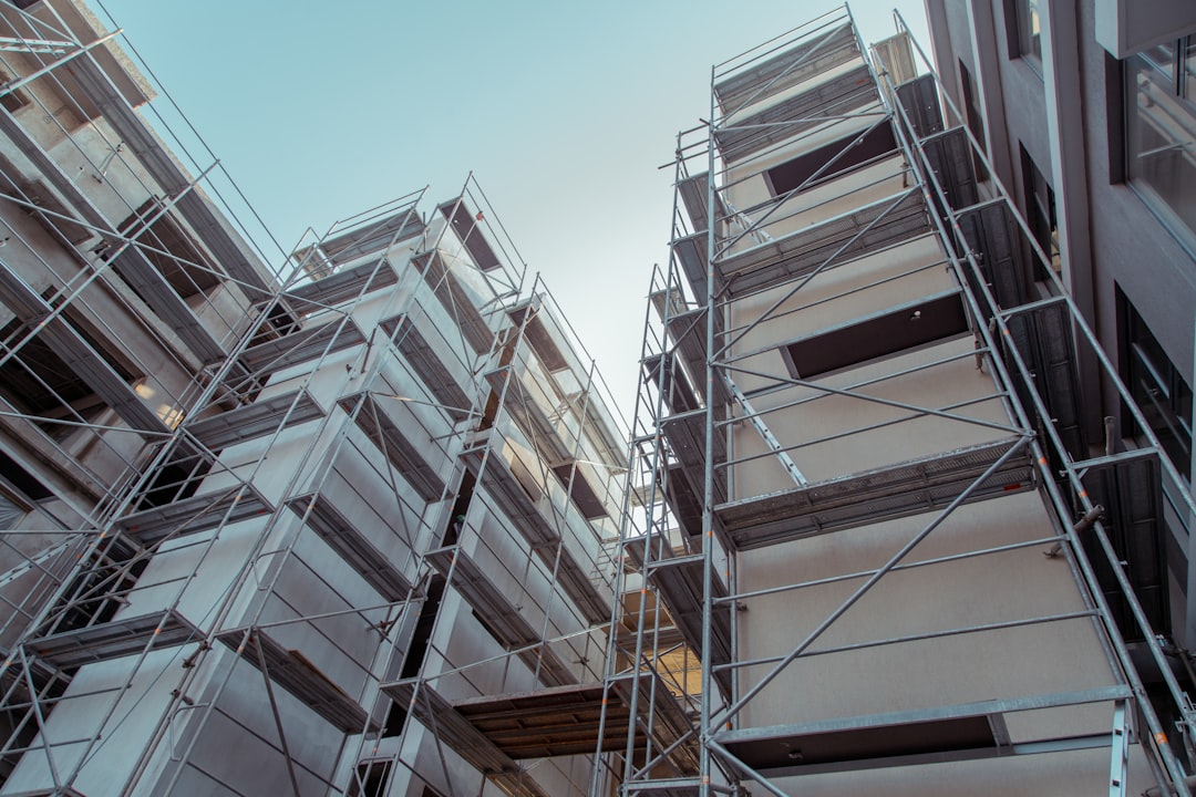 découvrez tout sur le scaffolding : définition, utilité et avantages des échafaudages pour vos chantiers de construction, rénovation ou maintenance. conseils, sécurité et choix adaptés à vos besoins.