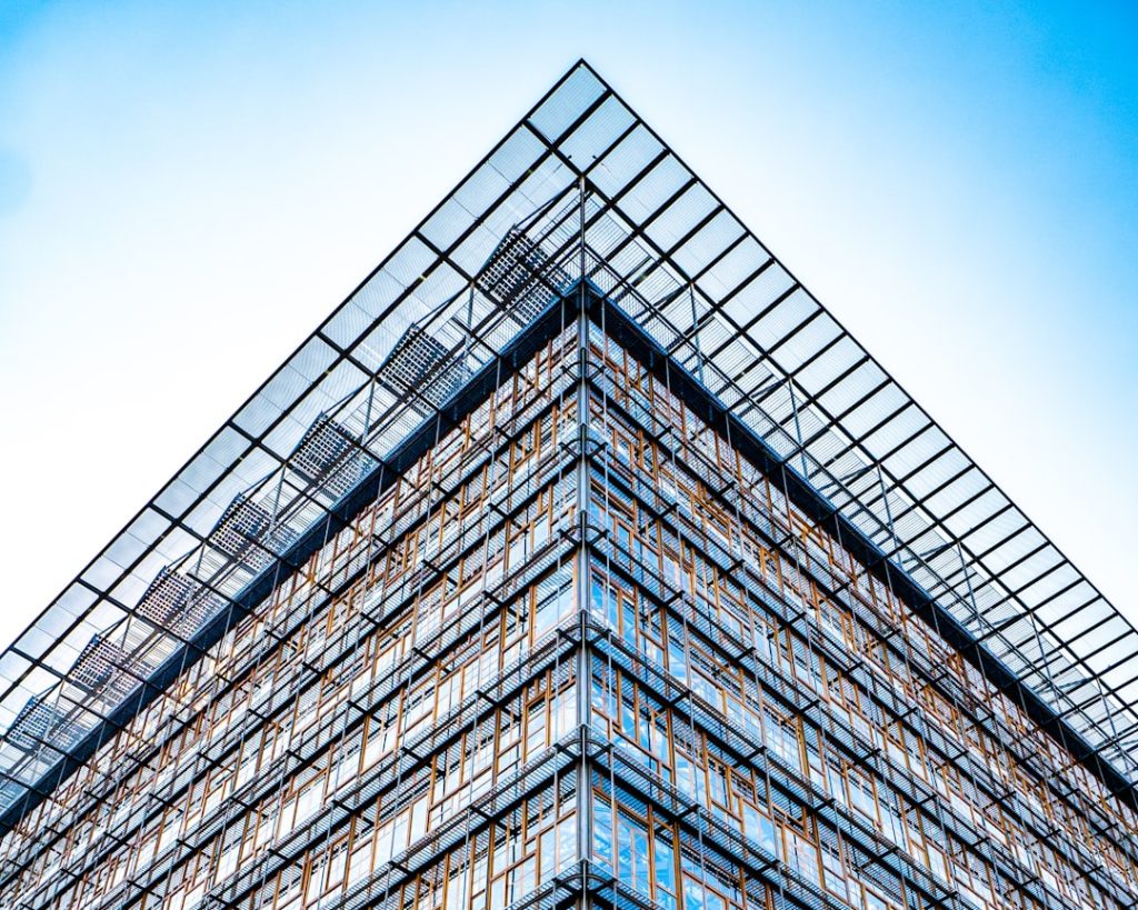 Études de cas : comment les échafaudages facilitent la construction d’ouvrages architecturaux complexes découvrez tout sur le scaffolding : définition, avantages, applications dans le bâtiment et conseils pour choisir l'échafaudage adapté à vos chantiers en toute sécurité.