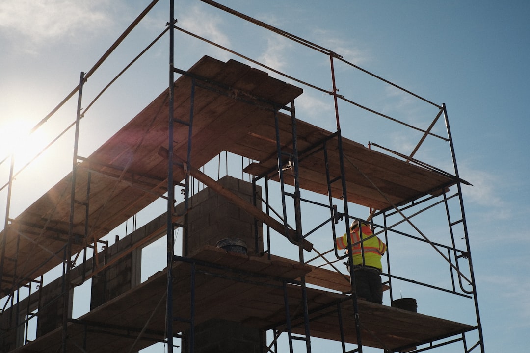 découvrez le scaffolding : une technique essentielle du bâtiment utilisée pour créer des structures temporaires servant à soutenir les ouvriers et le matériel lors de travaux de construction, de rénovation ou de maintenance.