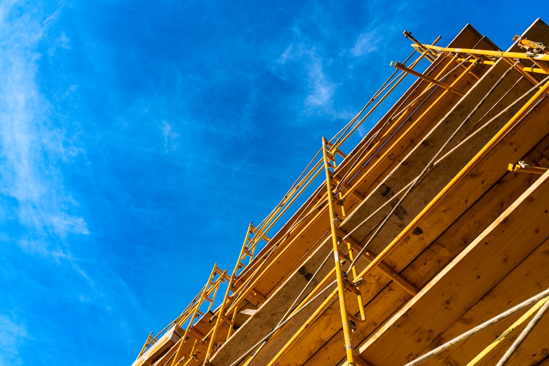 découvrez tout sur le scaffolding : définition, usages dans le secteur du bâtiment, types d’échafaudages et conseils pour garantir la sécurité sur vos chantiers. guide complet pour professionnels et particuliers.