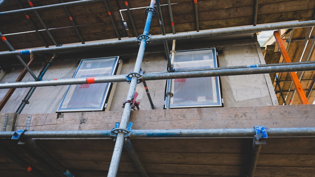 découvrez tout sur le scaffolding : définition, utilités, sécurité et conseils pour monter un échafaudage adapté à vos travaux de construction ou de rénovation.