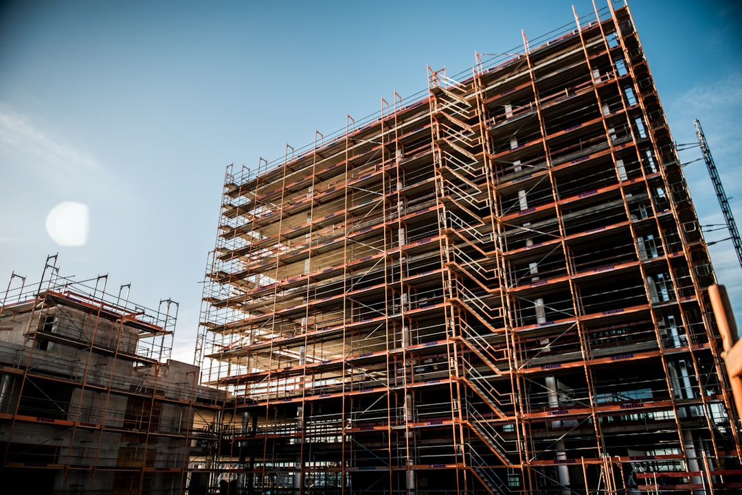 découvrez tout sur le scaffolding : techniques, matériaux et conseils pratiques pour le montage et l’utilisation sécurisée des échafaudages dans le secteur du bâtiment.