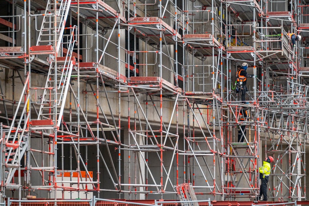 découvrez tout sur le scaffolding : méthodes, matériaux et usages essentiels pour la sécurité et l’efficacité des chantiers de construction. conseils et bonnes pratiques.
