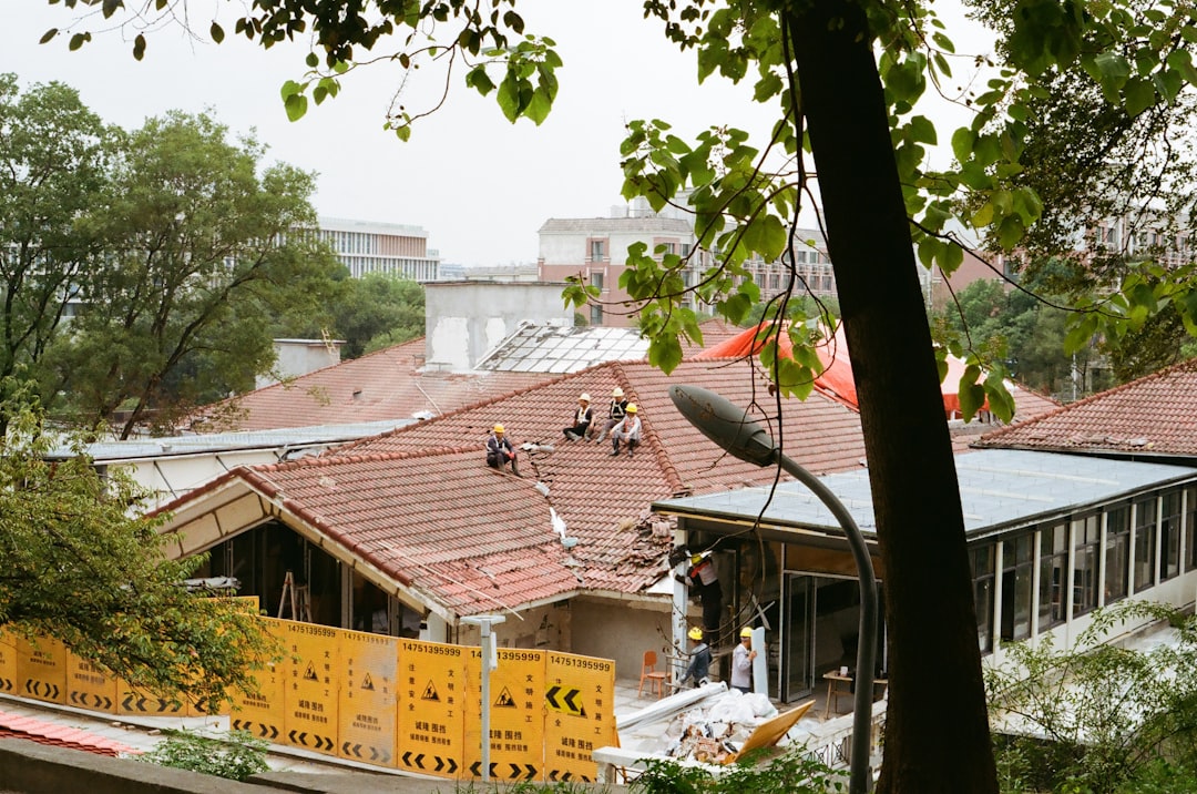 Entretien et inspection des échafaudages : les bonnes pratiques pour prolonger leur durée de vie découvrez l'importance de la maintenance des échafaudages pour assurer sécurité et durabilité sur vos chantiers. conseils, bonnes pratiques et solutions adaptées à vos besoins de maintenance.