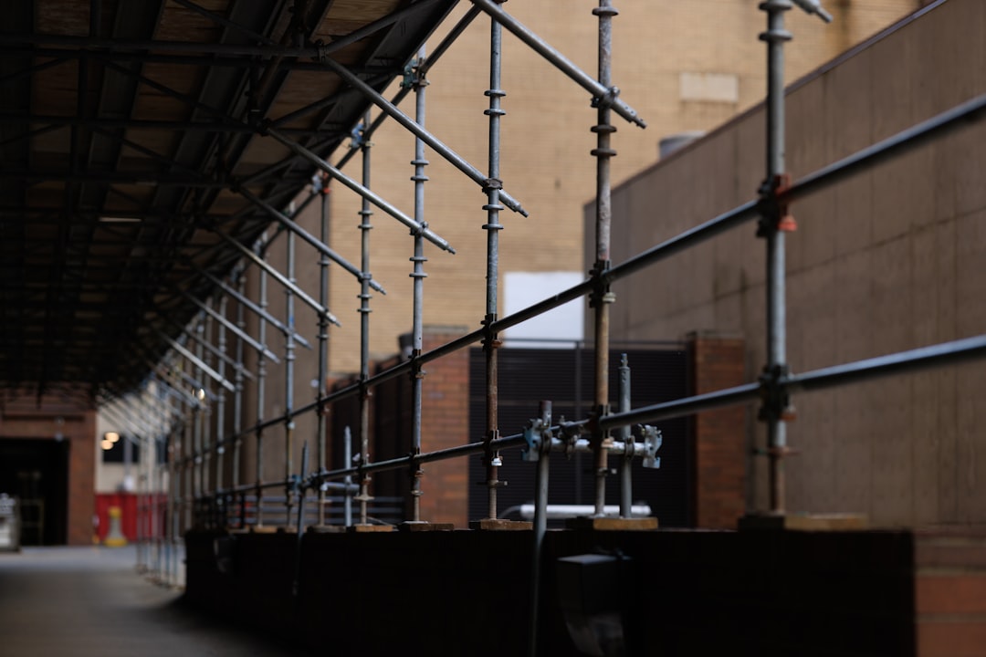 Sécurité sur chantier : les mesures indispensables pour utiliser un échafaudage sans risque découvrez l'importance de la sécurité lors de l'utilisation d'échafaudages. nos conseils pratiques vous aident à prévenir les accidents et à travailler efficacement sur les chantiers.