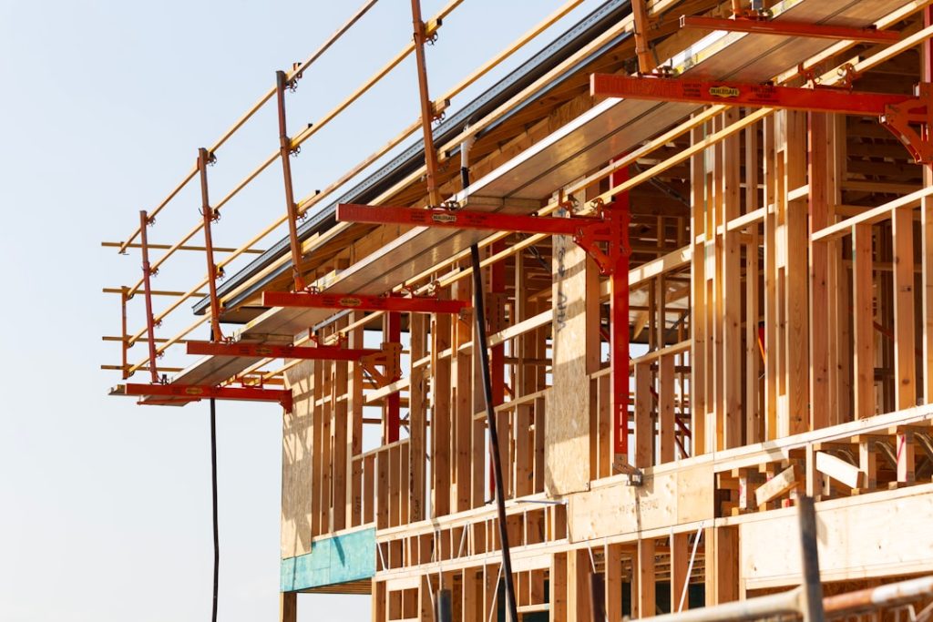 Sécurité sur chantier : les mesures indispensables pour utiliser un échafaudage sans risque assurez la sécurité sur vos chantiers avec nos conseils pratiques sur l'utilisation et la mise en place d’échafaudages. découvrez les meilleures pratiques et normes pour prévenir les accidents liés aux échafaudages.