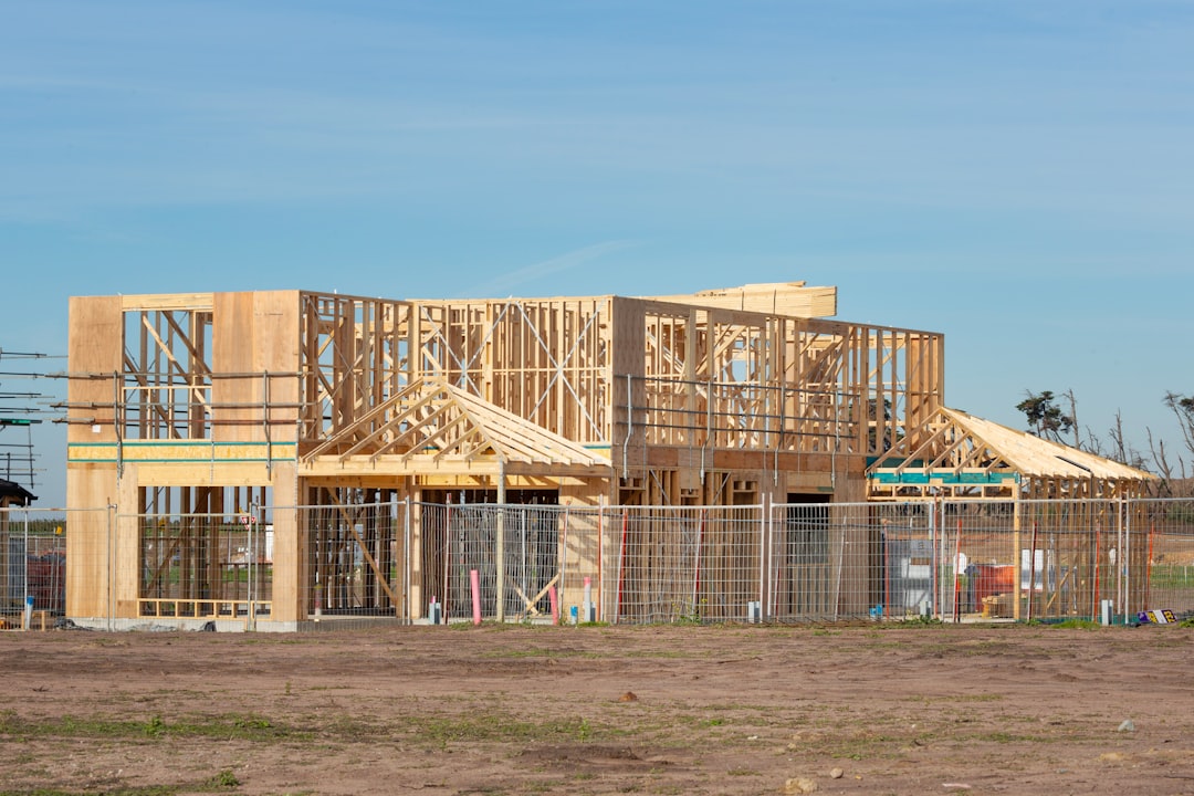 Sécurité sur chantier : les mesures indispensables pour utiliser un échafaudage sans risque découvrez les meilleures pratiques et conseils essentiels pour garantir la sécurité lors de l'utilisation d'échafaudages sur vos chantiers. protégez vos équipes avec des mesures de sécurité adaptées.