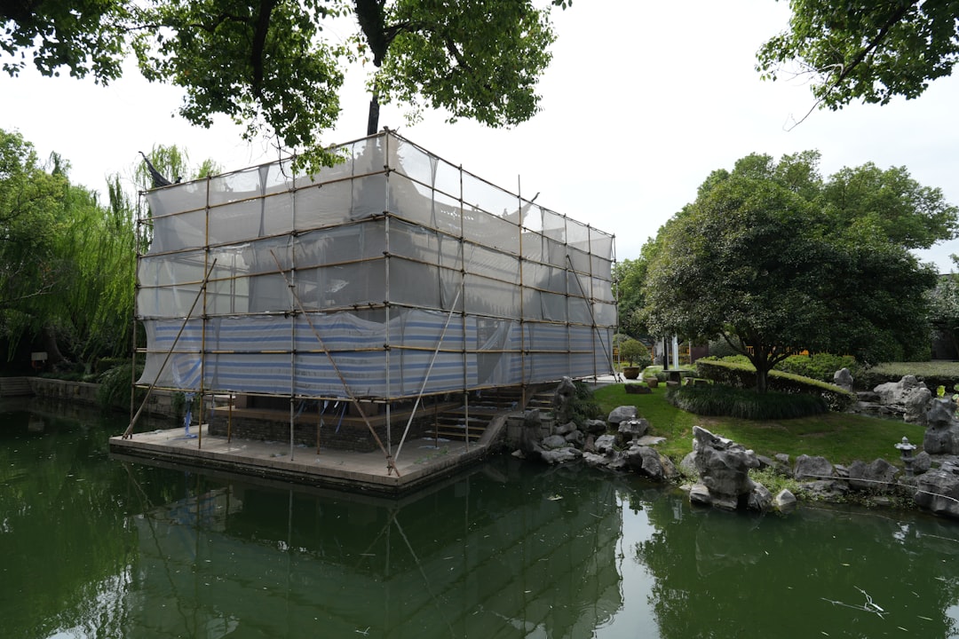 Conception sur mesure d’échafaudages : les solutions pour des chantiers aux formes atypiques découvrez nos échafaudages sur mesure adaptés à vos besoins spécifiques pour garantir sécurité et efficacité sur tous vos chantiers.