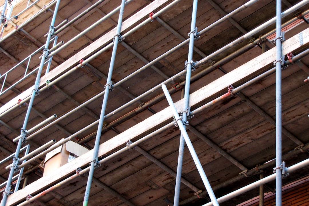 découvrez nos solutions d'échafaudages suspendus sécurisés et adaptés à tous vos projets de construction et rénovation en hauteur.