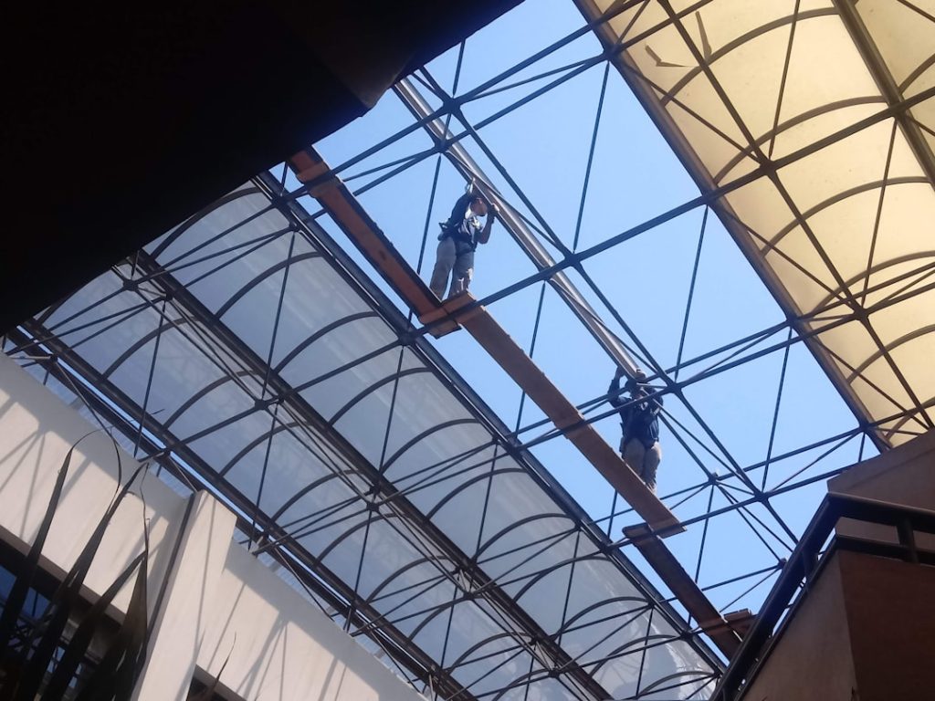 découvrez les échafaudages suspendus : une solution sécurisée et pratique pour les travaux en hauteur, idéale pour la construction, la rénovation et l'entretien des bâtiments.